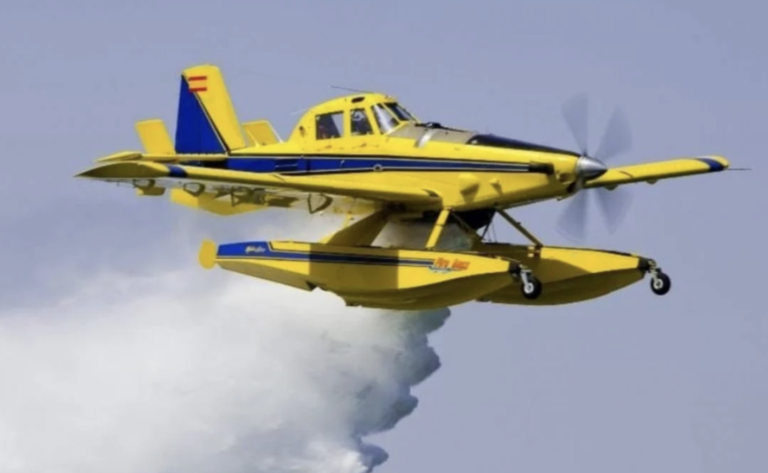 Bombero herido tras brutal golpe del chorro de un avión hidrante